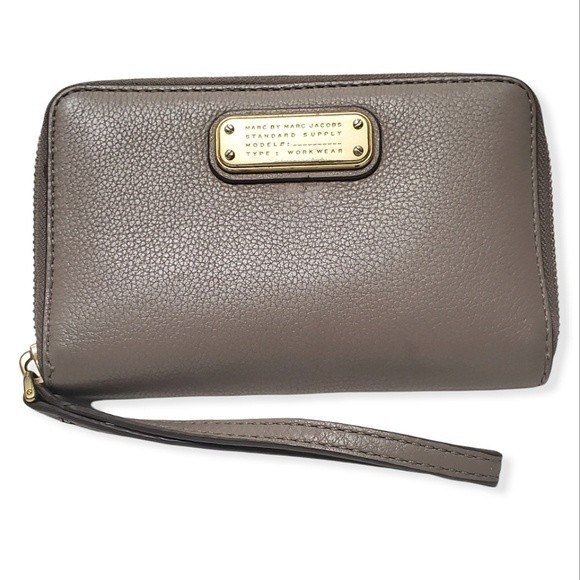Marc Jacobs Bags Marc Jacobs Classic Q Wingman Leather Zip Around